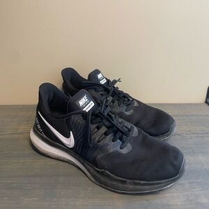 Nike Women’s Black and White Training sneakers